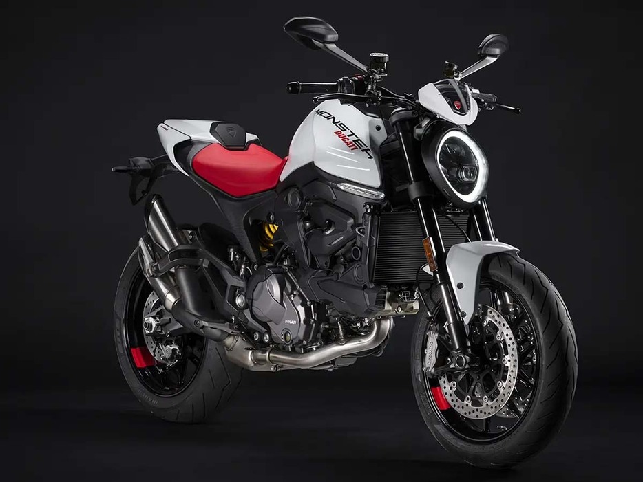 ［Ducati Monster +］日本向け仕様としてローシートとローサスペンションキットを標準装備。シート高がSTD比－45mmの775mmに設定されている。