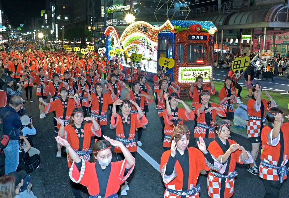 赤い法被姿で練り歩く踊り連＝２日午後７時４５分、鹿児島市千日町