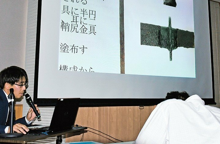 大刀について解説する吉松優希主任研究員（左）＝雲南市加茂町加茂中、加茂交流センター