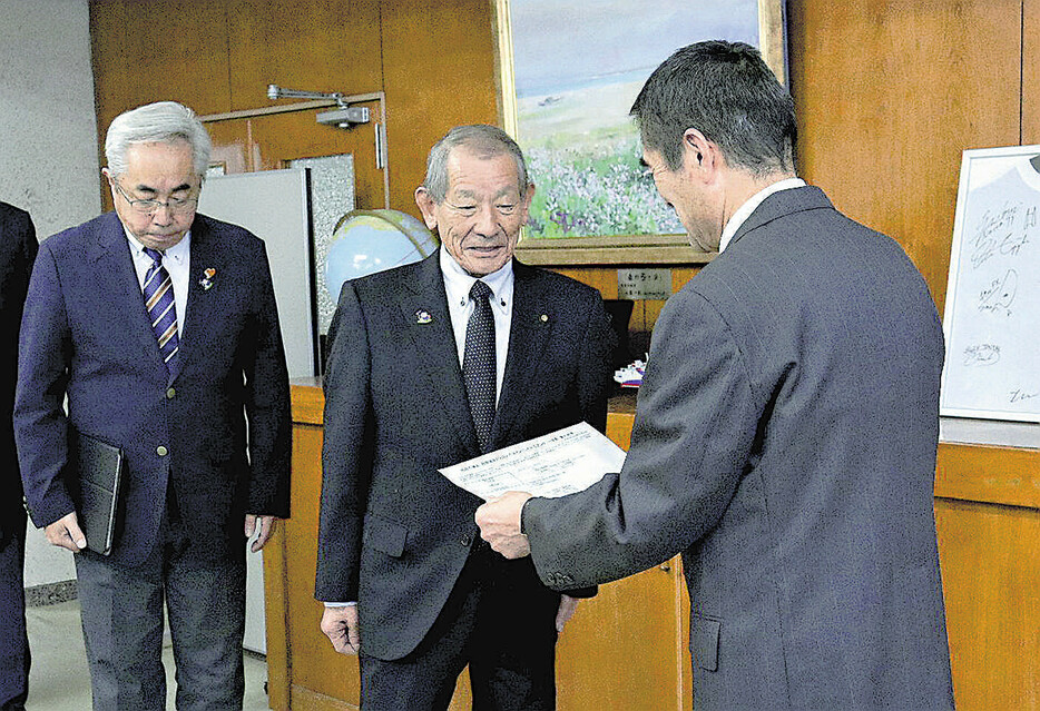 調査結果を伊達市長（右）に伝える永井議長（中央、鳥取県境港市役所で）