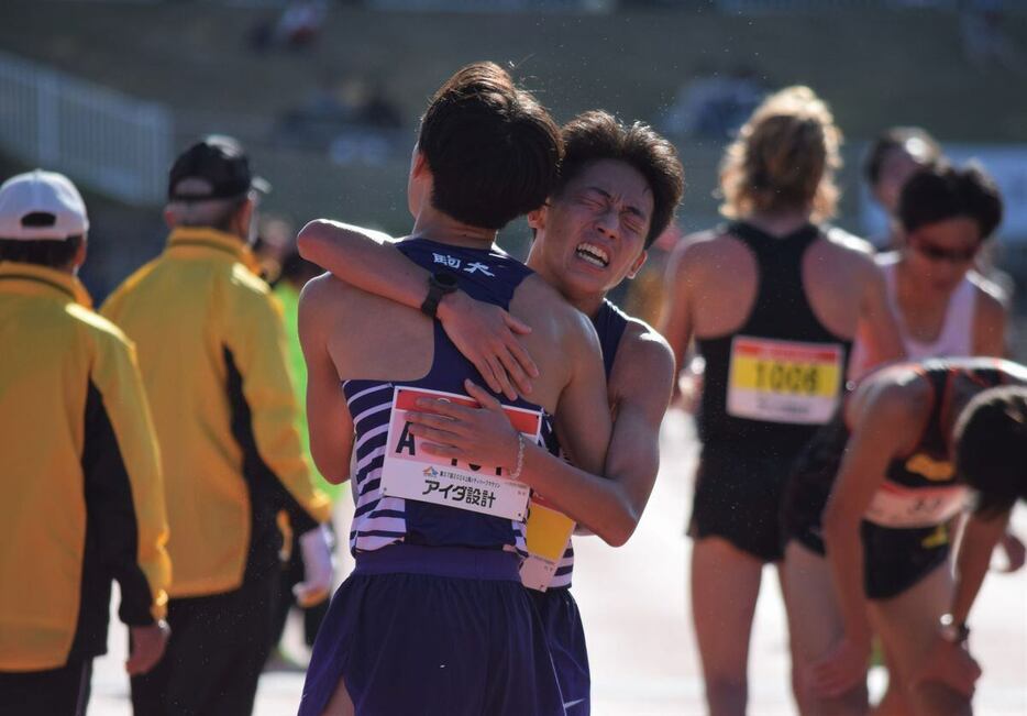 上尾シティハーフマラソンに出場した駒大の村上響（右）と帰山侑大（撮影・川並温美）