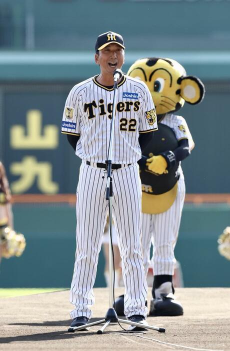 オープニングであいさつする阪神藤川監督（撮影・前田充）