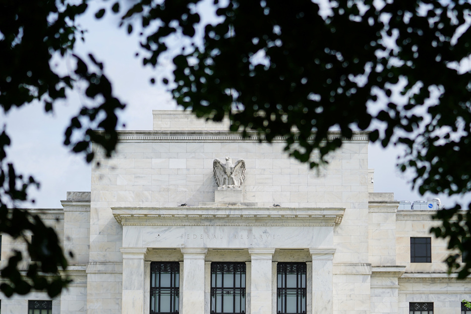 米連邦準備理事会（ＦＲＢ）は６─７日に開催した連邦公開市場委員会（ＦＯＭＣ）でフェデラルファンド（ＦＦ）金利の誘導目標を０．２５％ポイント引き下げ、４．５０─４．７５％とした。２０２２年６月撮影（２０２４年　ロイター/Sarah Silbiger）