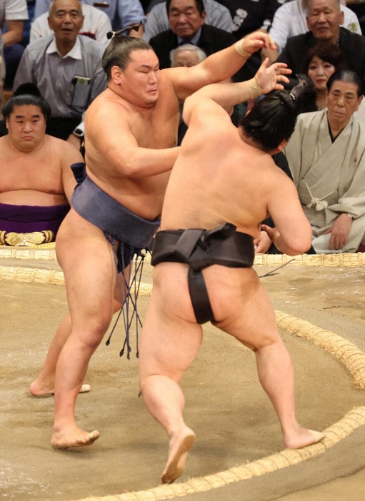 ＜九州場所2日目＞若元春（右）を押し出しで破る豊昇龍（撮影・成瀬　徹）