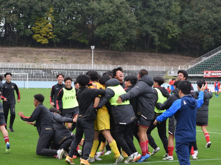 勝利を喜ぶ矢板中央イレブン(写真＝田原豊)