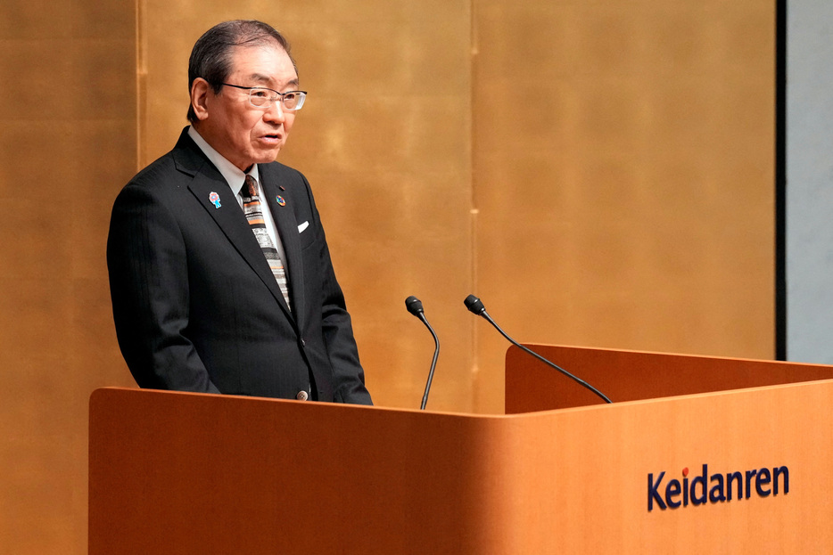 経団連の十倉雅和会長（写真）は２６日、トランプ次期米大統領がメキシコとカナダからの輸入品に２５％、中国からの輸入品に追加で１０％の関税を課すと表明したことについて、日本企業に「甚大な影響を与えうる」と懸念を示した。２０２３年１２月、東京で撮影（２０２４年　代表撮影）