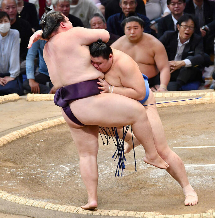 大の里（右）は王鵬を押し倒しで破る（撮影・岩下翔太）