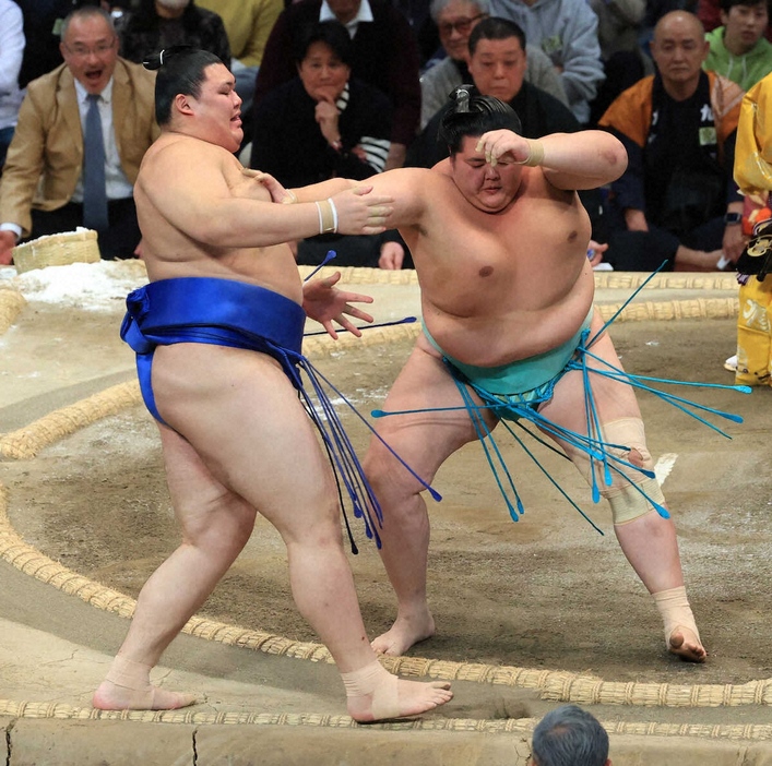 ＜大相撲九州場所14日目＞琴桜（右）は大の里を上手投げで破る（撮影・岸　良祐）