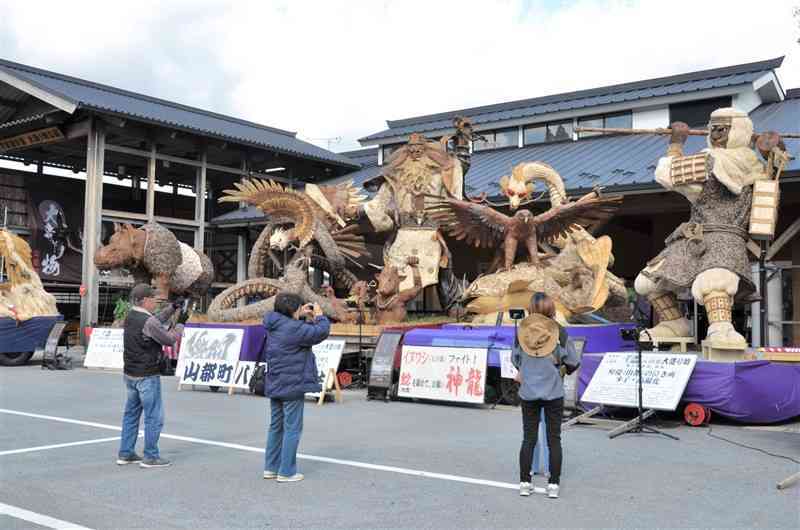 大迫力の大造り物が一堂に会した「集結祭」＝23日、山都町