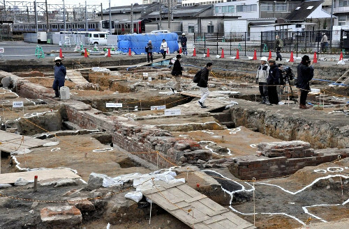 ＪＲ門司港駅付近で出土した初代門司駅の関連遺構（２０２３年１１月、北九州市門司区で）