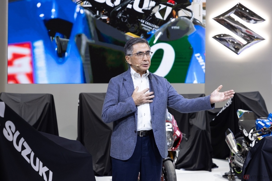 EICMA2024 スズキプレスカンファレンスでスピーチを行う鈴木俊宏社長