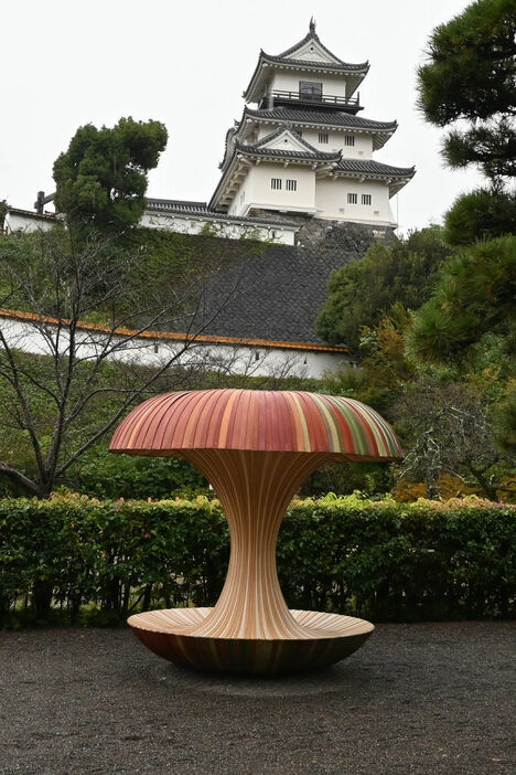 かけがわ茶エンナーレのメインオブジェ＝掛川市掛川の掛川城御殿