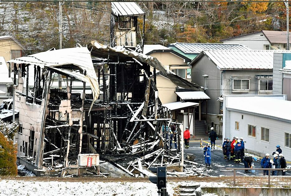 全焼した三沢市消防団第6分団屯所の建物裏側＝19日午前10時ごろ