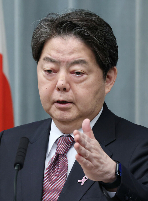 記者会見する林芳正官房長官＝１３日、首相官邸