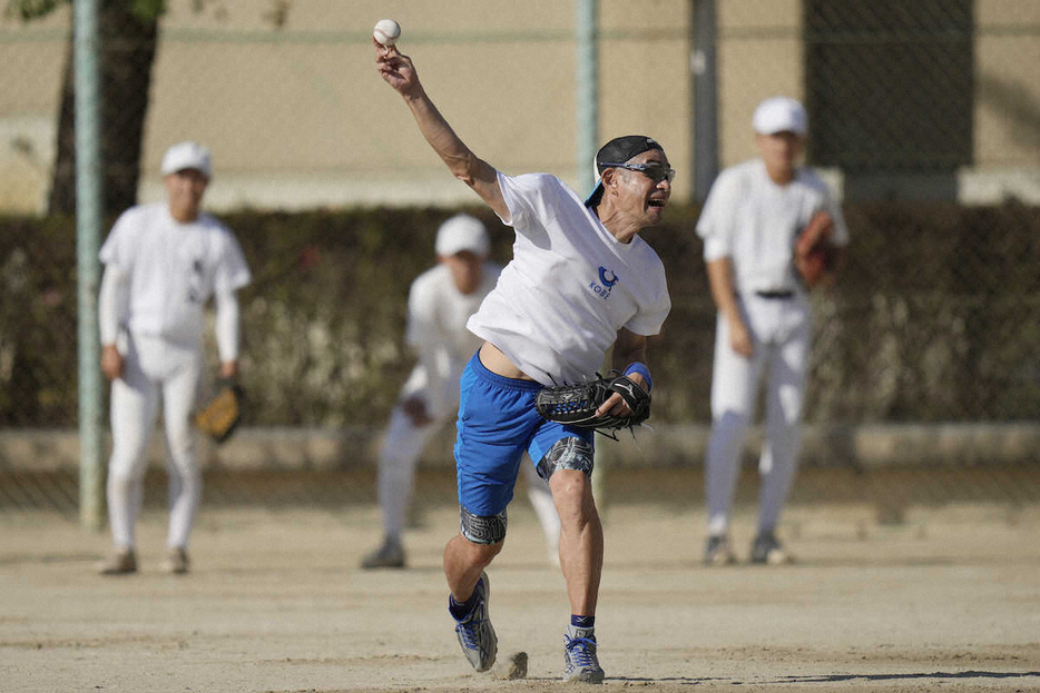 大冠の生徒らに送球を披露するイチロー氏