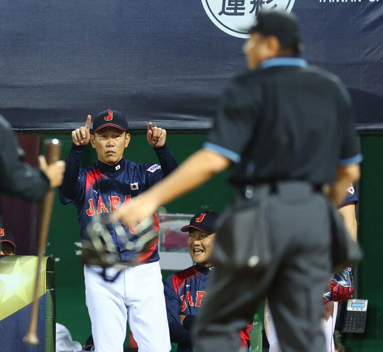 　３回、チャレンジをする井端監督（撮影・山口登）