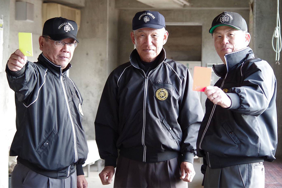 2色カードによる“警告”を行う高知県軟式野球連盟少年学童部の審判団【写真：喜岡桜】