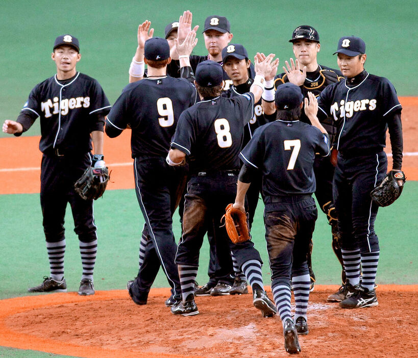 ２０１０年８月、ブラックユニホームを着用した阪神ナイン