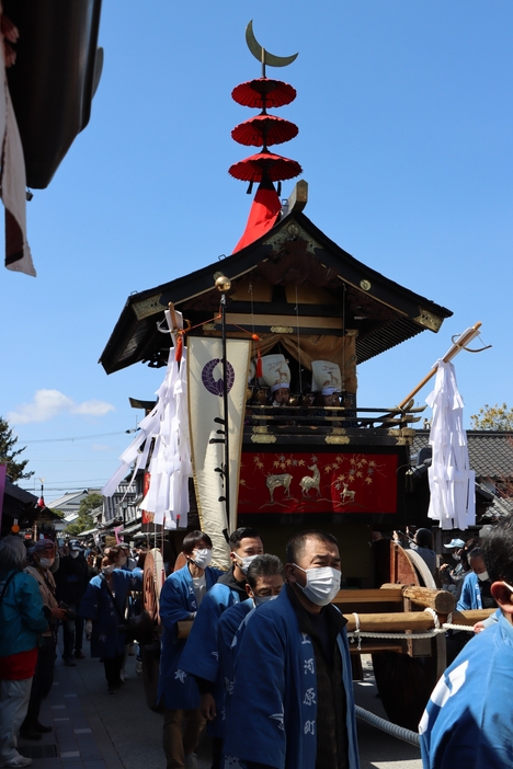 修復した鉾を掲げお披露目巡行する三笠山（2023年3月）