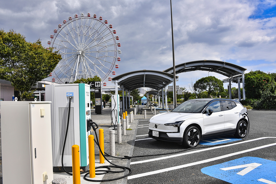 EVはマンション住まいだと充電器がない場合が多く、自宅で充電できるという恩恵が受けられないのが課題だ。しかし、外に出れば今は急速充電器がかなりの数普及している。内燃機関のクルマであっても家でガソリンが入れられないので、実際はそれほど手間は変わらない。