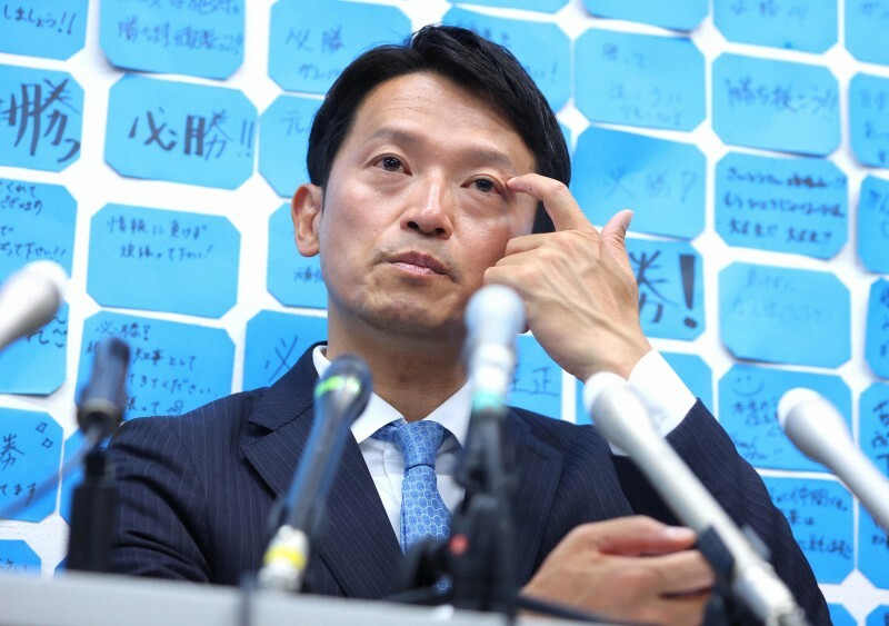 再選から一夜明けて、報道陣の取材に応じる斎藤元彦氏＝神戸市中央区で2024年11月18日、梅田麻衣子撮影