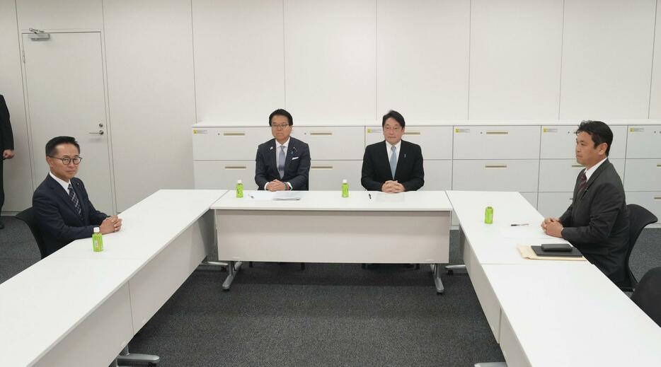 会談に臨む自民党の小野寺政調会長（奥右）と国民民主党の浜口政調会長（同左）＝8日午前、国会