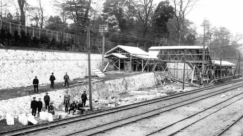 1912（明治45）年頃、建設工事中の鶯谷駅。鉄道博物館所蔵