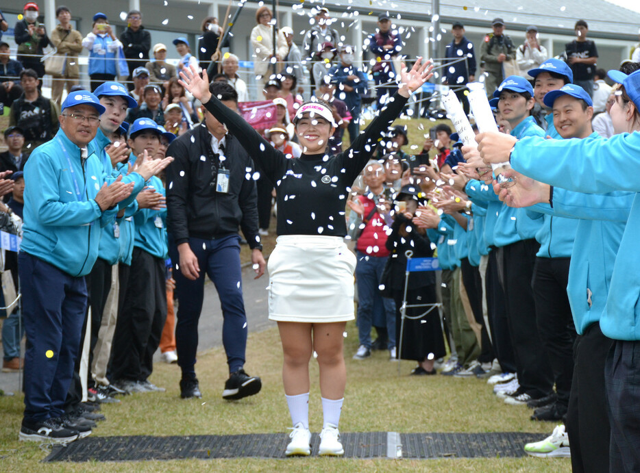 優勝し、祝福に笑顔を見せる山下美夢有＝１７日、愛媛・エリエールＧＣ松山