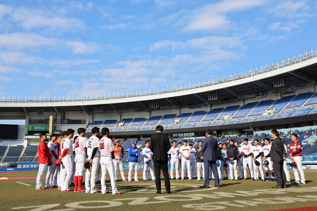 11月14日、ZOZOマリンスタジアムは快晴。スタンドでは3000人以上が選手たちの人生を懸けたプレーを見守った