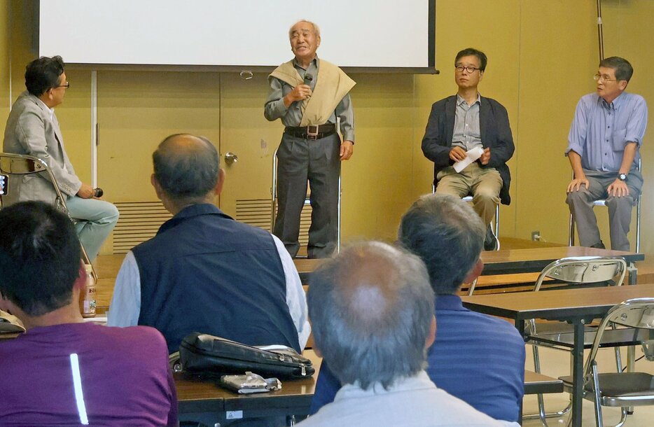 台風２３号をテーマにした講演会で当時の緊迫した状況を語る小畠さん（中央）＝福知山市昭和新町・府勤労者福祉会館