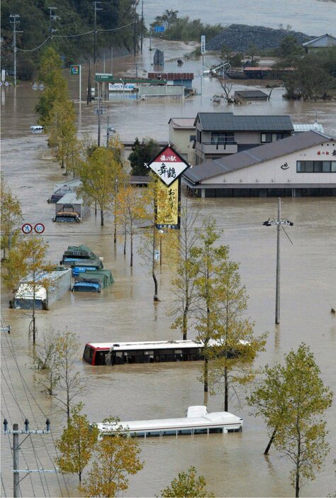 台風２３号の影響で由良川が決壊し水没したバスやトラック＝２００４年１０月２１日午前８時５０分、舞鶴市でヘリから