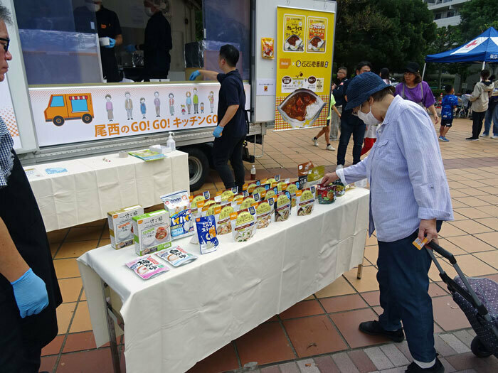 キッチンカー前には多彩な防災食を展示