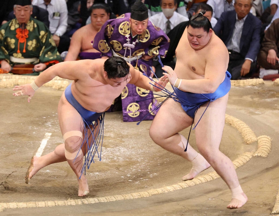 ＜九州場所6日目＞　　押し出しで大の里（右）を破る若隆景　　（撮影・成瀬　徹）