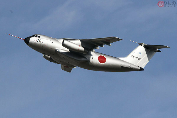 航空自衛隊岐阜基地のC-1FTB飛行試験機。C-1の試作初号機を転用した機体で、外観が銀色なのが特徴（柘植優介撮影）。