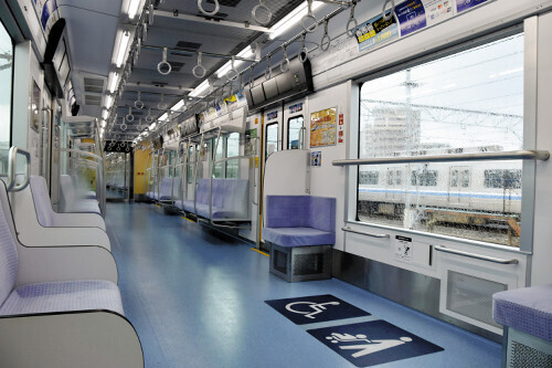 空港線と箱崎線で運行を開始した新型車両の車内。６号車には景色を楽しめる大きな窓がある