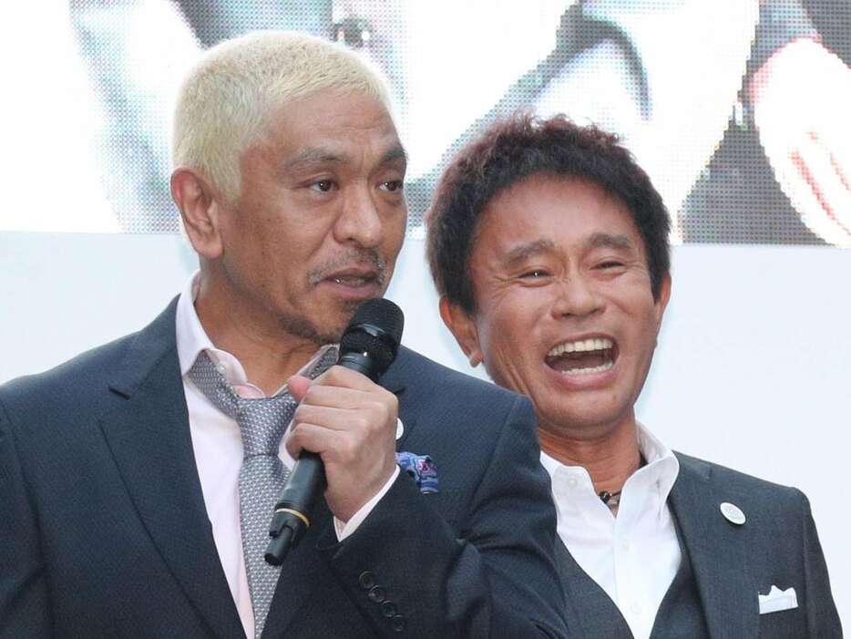 松本人志さん（左）と相方の浜田雅功さん