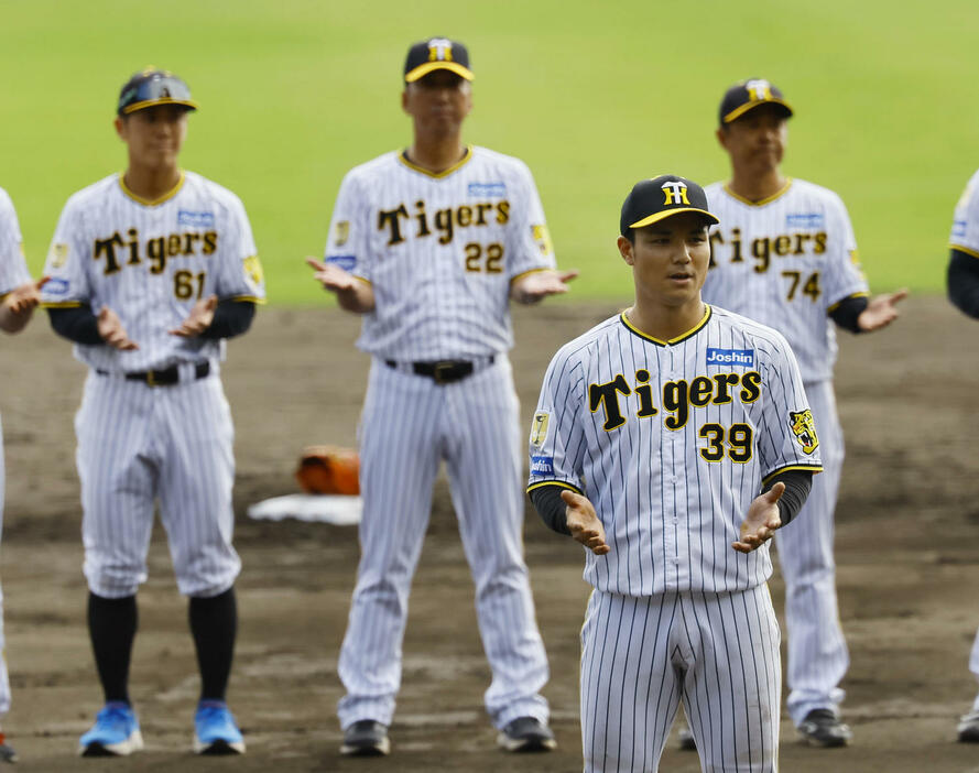 秋季キャンプを打ち上げ、手締めの音頭を取る栄枝。後方左から豊田寛、藤川監督（撮影・藤尾明華）