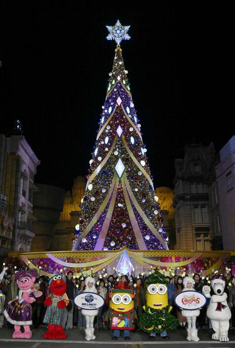 点灯したUSJの高さ30メートル超の巨大クリスマスツリー＝19日夜、大阪市