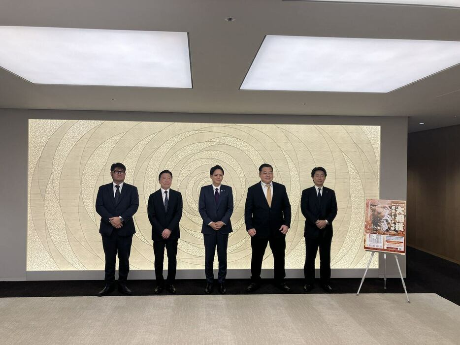 大相撲横浜アリーナ場所をPR（左からランドマークエンターテイメント池内悠介社長、横浜アリーナ岡本祐幸社長、横浜山中竹春市長、枝川親方、テレビ神奈川熊谷典和社長）