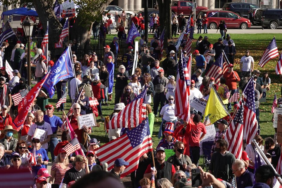 ミシガン州議事堂前に集まったトランプ支持者　　2020年11月