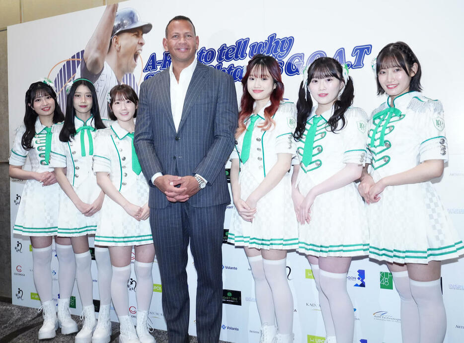 KLP48のメンバーと写真に納まるアレックス・ロドリゲス氏（中央）。左から行天優莉奈、デヴィ、甲斐心愛、1人おいてイーシャン、山根涼羽、黒須遥香（撮影・江口和貴）