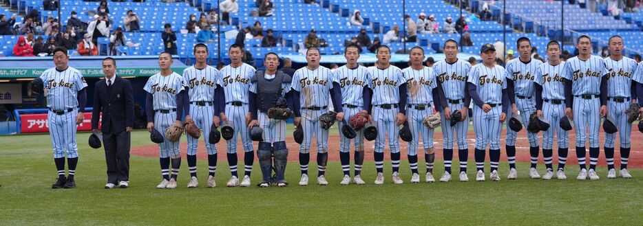 試合に勝利し整列する東海大札幌ナイン