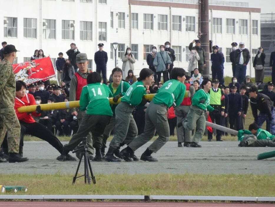 防衛大学校の開校記念祭で初めて行われた、女子学生による棒引き競技＝9日、神奈川県横須賀市（山沢義徳撮影）