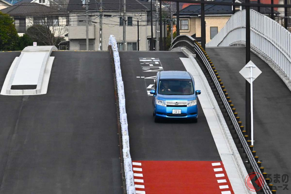 JR南武線をまたぐ新たな高架橋（編集部撮影）。