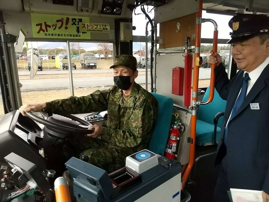 軍用トラックとは勝手が違うバス運転でも岩手県交通の指導役からも「飲み込みが早い」と絶賛された＝8日、岩手県滝沢市