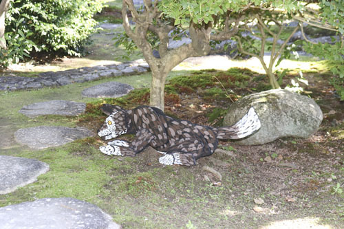 【庭園に置いた立体作品＝松阪市魚町の旧長谷川治郎兵衛家で】