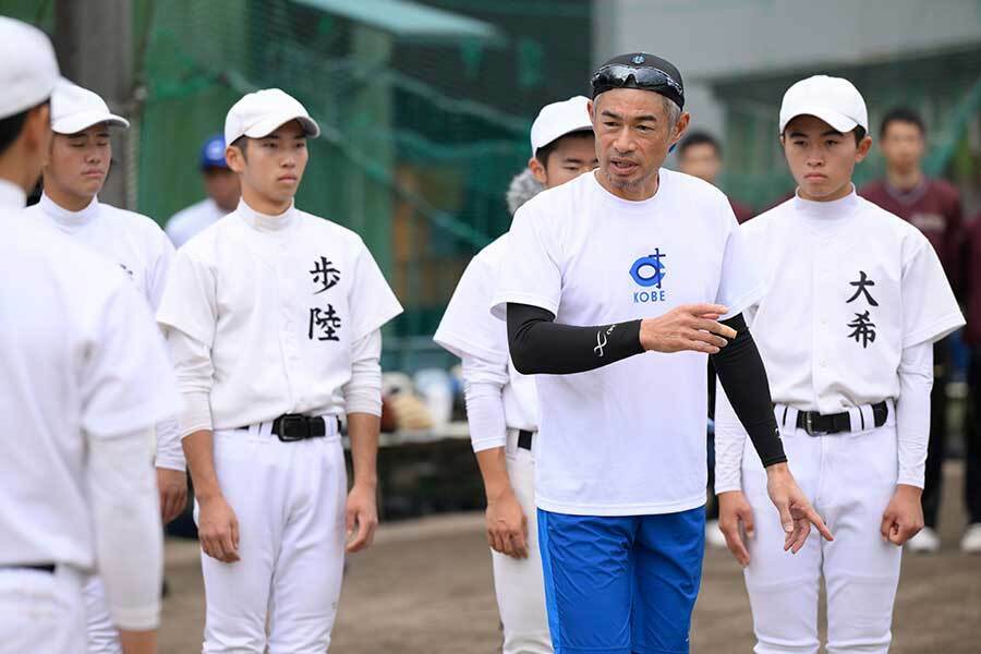 岐阜高の生徒を指導するイチロー氏【写真：代表撮影】