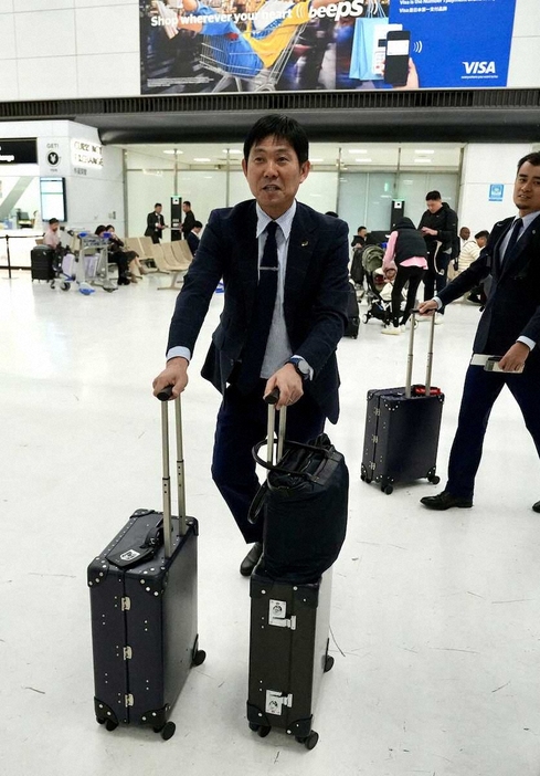 ＜日本代表・森保監督帰国＞成田空港に到着し笑顔の森保監督（撮影・沢田　明徳）