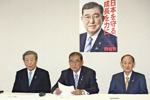 自民党役員会に臨む（左から）森山幹事長、石破首相、菅副総裁（５日、党本部で）＝川口正峰撮影