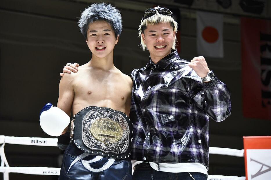 兄・天心も満面の笑みで弟の戴冠を祝福